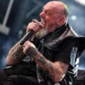 Paul Di’anno cantando en silla de ruedas