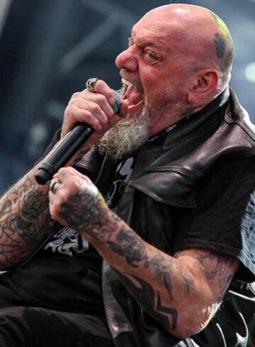 Paul Di’anno cantando en silla de ruedas