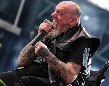 Paul Di’anno cantando en silla de ruedas