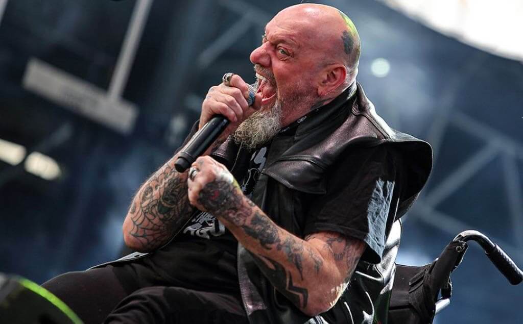 Paul Di’anno cantando en silla de ruedas