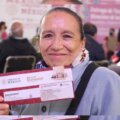 Mujer registrándose en el programa pensión mujeres bienestar de México