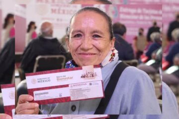 Mujer registrándose en el programa pensión mujeres bienestar de México