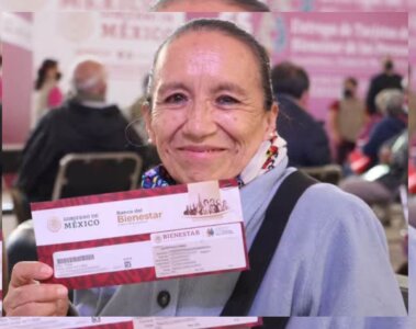 Mujer registrándose en el programa pensión mujeres bienestar de México