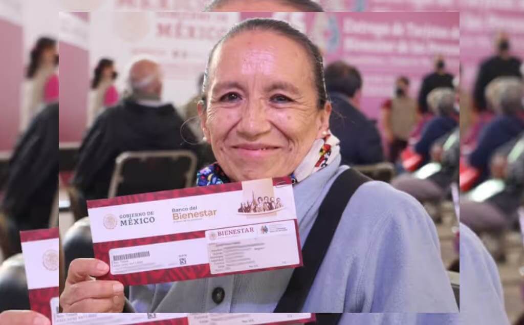 Mujer registrándose en el programa pensión mujeres bienestar de México