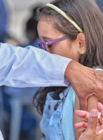 Personal de la salud vacunando a una niña en el brazo