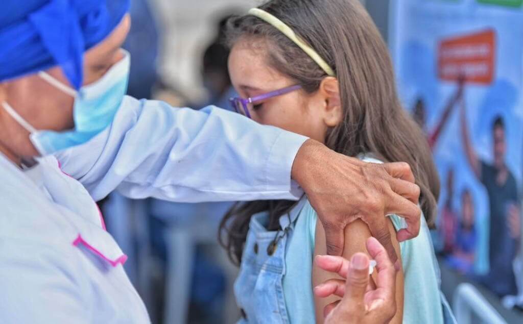 Personal de la salud vacunando a una niña en el brazo