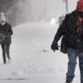 Personas caminando en una nevada