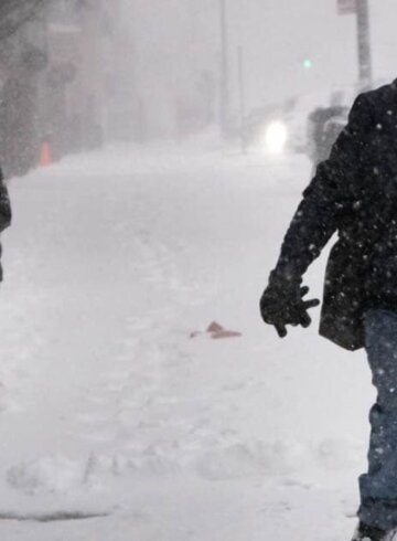 Personas caminando en una nevada