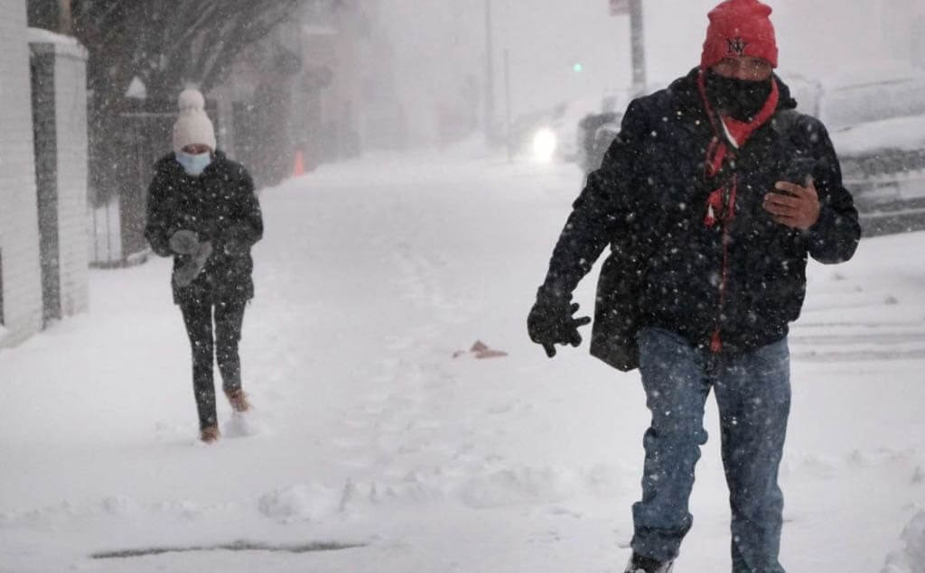 Personas caminando en una nevada