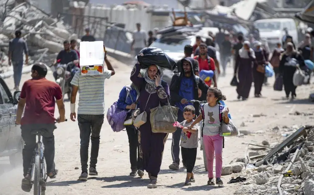 personas evacuando en el este del líbano