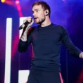 Lyam Payne cantando en el escenario