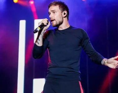 Lyam Payne cantando en el escenario