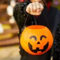 Niños pidiendo dulces en halloween