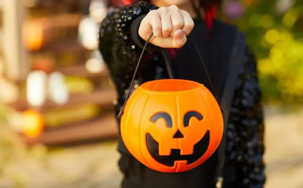 Niños pidiendo dulces en halloween