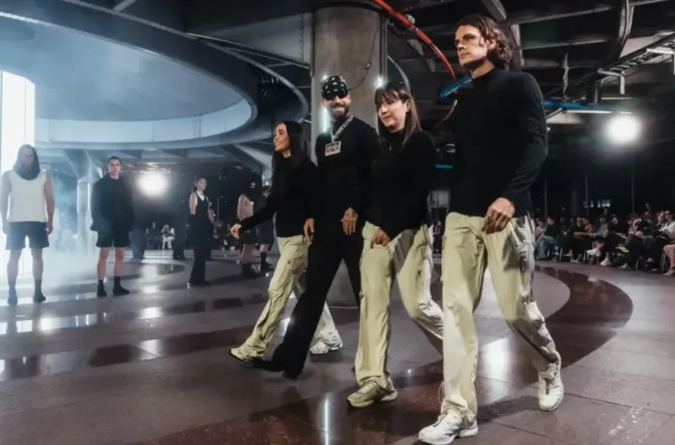 Maluma modelando con su nueva linea de ropa