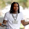 Lil Durk, rapero estadounidense con un micrófono en la mano