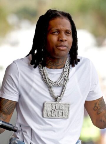 Lil Durk, rapero estadounidense con un micrófono en la mano