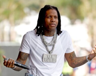 Lil Durk, rapero estadounidense con un micrófono en la mano