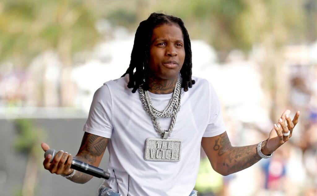 Lil Durk, rapero estadounidense con un micrófono en la mano