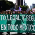 mujeres marchando por el aborto legal y seguro en mexico