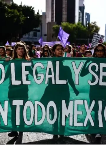 mujeres marchando por el aborto legal y seguro en mexico