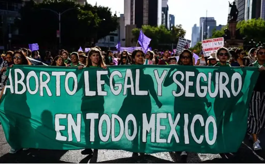 mujeres marchando por el aborto legal y seguro en mexico