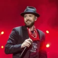 Justin Timberlake sonriendo en uno de sus conciertos