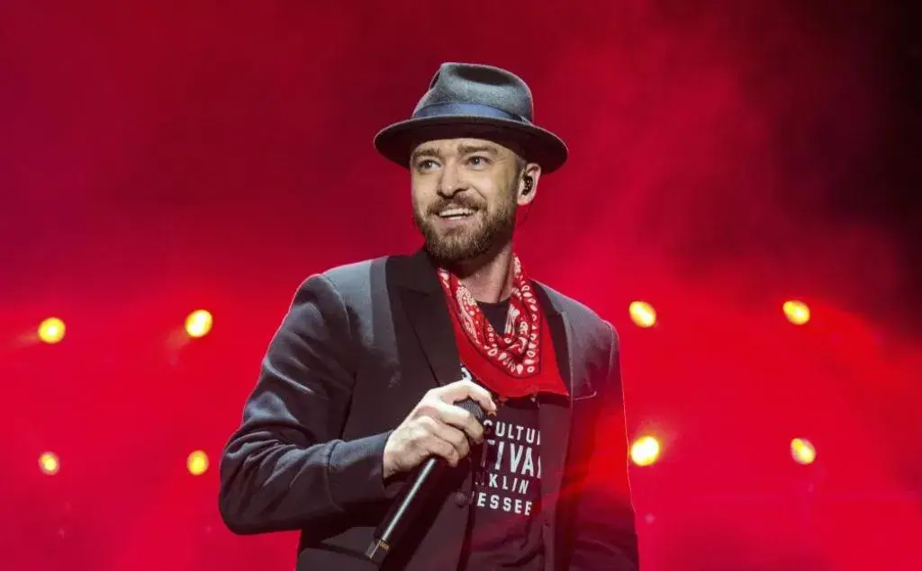 Justin Timberlake sonriendo en uno de sus conciertos