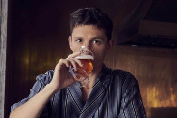 Tom Holland, tomando la cerveza sin alcohol de su marca Bero