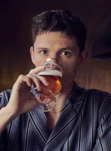 Tom Holland, tomando la cerveza sin alcohol de su marca Bero