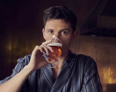 Tom Holland, tomando la cerveza sin alcohol de su marca Bero