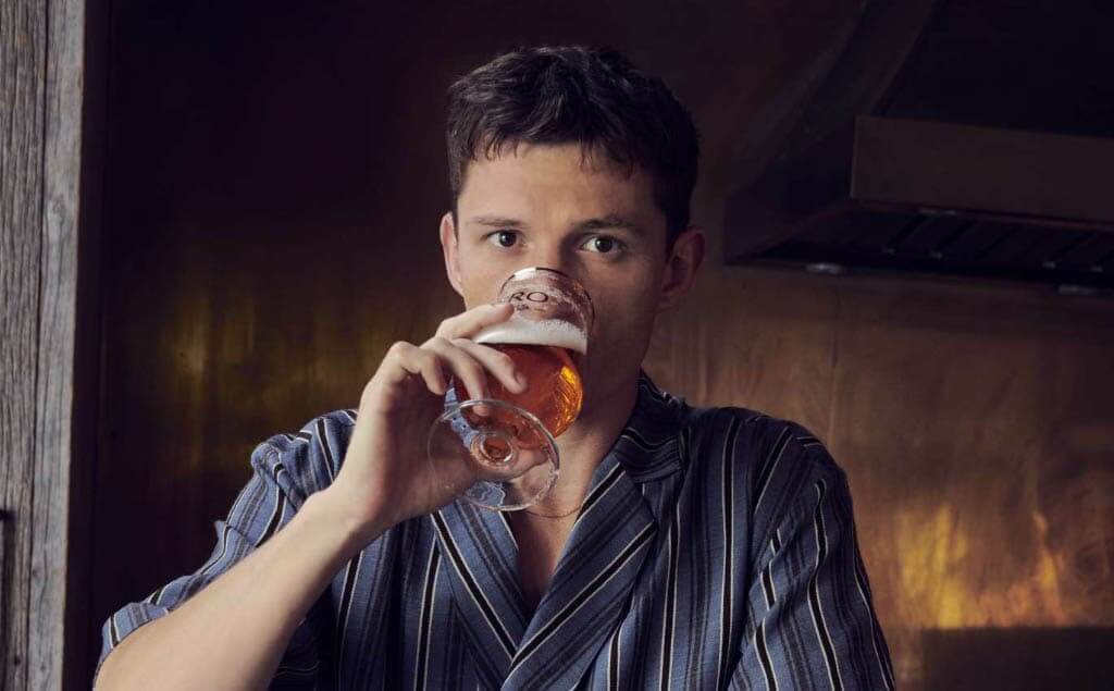 Tom Holland, tomando la cerveza sin alcohol de su marca Bero