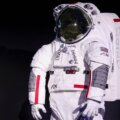 Prada colaborará con Axiom Space para diseñar los trajes espaciales de la misión Artemis III de la NASA en 2026, fusionando alta costura con tecnología avanzada. La moda hará su incursión en el espacio luego de que la casa de lujo italiana Prada anunciara en Milán que diseñará los trajes con los que los astronautas de la Nasa volverán al satélite en la misión Artemis III. Milán, donde se desarrolla el Congreso de Astronáutica.(H2) La empresa aeroespacial Axiom, contratista de la Nasa, confirmó que la firma italiana vestirá a los astronautas que en 2026 explorarán el polo sur del satélite. El traje contará con tecnología para que los astronautas puedan caminar 8 horas en el espacio. “Esta es una asociación innovadora”, dijo, por su parte, el vicepresidente ejecutivo de Axiom Space, Russel Ralston, “estamos combinando ingeniería, ciencia y arte”, agregó. “Hemos roto el molde. La asociación Axiom Space-Prada ha establecido un nuevo modelo fundamental para la colaboración entre industrias, ampliando aún más lo que es posible en el espacio comercial”, indicó el presidente de Axiom Space, Matt Ondler, durante la presentación el 16 de octubre. El traje se llama oficialmente AxEMU (de Axiom Extravehicular Mobility Unit) .(H2) La asociación Axiom Space-Prada en un comunicado señaló que el material blanco del traje, es capaz de reflejar el calor, ofreciendo protección contra “temperaturas extremas en el polo sur lunar” y soportará el frío extremo en “las regiones permanentemente en sombra durante al menos dos horas”. El traje es adaptable a diferentes tallas y fisonomías, pues se creó para que puedan usarlo tanto mujeres como hombres gracias a las técnicas de costura, lo que ayudó a “cerrar la brecha” entre funcionalidad y estilo, según el comunicado. Te puede interesar: Bad Bunny y Lionel Messi revelan innovadora colaboración con Adidas: “Esperamos crear un legado”