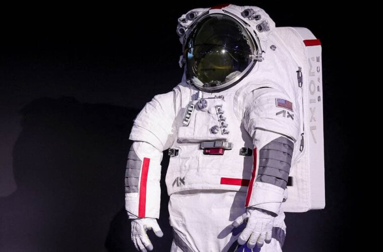 Prada colaborará con Axiom Space para diseñar los trajes espaciales de la misión Artemis III de la NASA en 2026, fusionando alta costura con tecnología avanzada. La moda hará su incursión en el espacio luego de que la casa de lujo italiana Prada anunciara en Milán que diseñará los trajes con los que los astronautas de la Nasa volverán al satélite en la misión Artemis III. Milán, donde se desarrolla el Congreso de Astronáutica.(H2) La empresa aeroespacial Axiom, contratista de la Nasa, confirmó que la firma italiana vestirá a los astronautas que en 2026 explorarán el polo sur del satélite. El traje contará con tecnología para que los astronautas puedan caminar 8 horas en el espacio. “Esta es una asociación innovadora”, dijo, por su parte, el vicepresidente ejecutivo de Axiom Space, Russel Ralston, “estamos combinando ingeniería, ciencia y arte”, agregó. “Hemos roto el molde. La asociación Axiom Space-Prada ha establecido un nuevo modelo fundamental para la colaboración entre industrias, ampliando aún más lo que es posible en el espacio comercial”, indicó el presidente de Axiom Space, Matt Ondler, durante la presentación el 16 de octubre. El traje se llama oficialmente AxEMU (de Axiom Extravehicular Mobility Unit) .(H2) La asociación Axiom Space-Prada en un comunicado señaló que el material blanco del traje, es capaz de reflejar el calor, ofreciendo protección contra “temperaturas extremas en el polo sur lunar” y soportará el frío extremo en “las regiones permanentemente en sombra durante al menos dos horas”. El traje es adaptable a diferentes tallas y fisonomías, pues se creó para que puedan usarlo tanto mujeres como hombres gracias a las técnicas de costura, lo que ayudó a “cerrar la brecha” entre funcionalidad y estilo, según el comunicado. Te puede interesar: Bad Bunny y Lionel Messi revelan innovadora colaboración con Adidas: “Esperamos crear un legado”