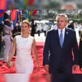 Fabiola Yañez y Alberto Fernández caminando en la en la Cumbre de las Américas en el Centro de Convenciones de Los Ángeles