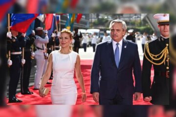 Fabiola Yañez y Alberto Fernández caminando en la en la Cumbre de las Américas en el Centro de Convenciones de Los Ángeles