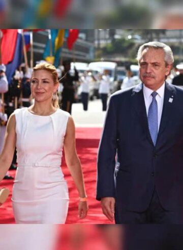 Fabiola Yañez y Alberto Fernández caminando en la en la Cumbre de las Américas en el Centro de Convenciones de Los Ángeles