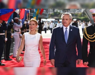 Fabiola Yañez y Alberto Fernández caminando en la en la Cumbre de las Américas en el Centro de Convenciones de Los Ángeles