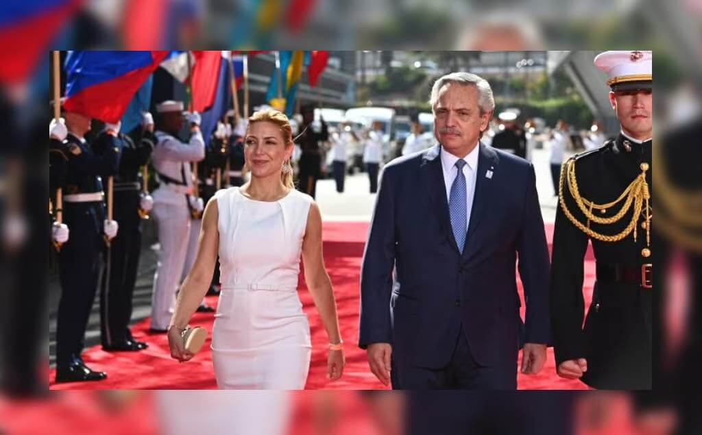 Fabiola Yañez y Alberto Fernández caminando en la en la Cumbre de las Américas en el Centro de Convenciones de Los Ángeles