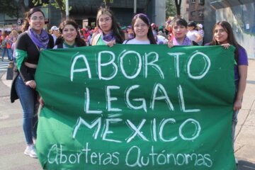 mujeres en la cuidad de México apoyando el aborto legal