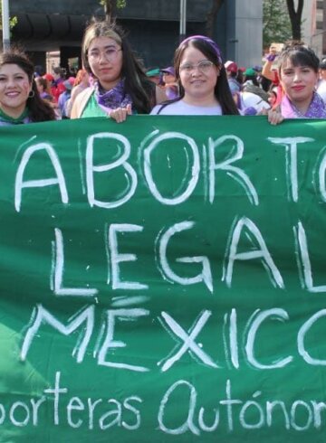 mujeres en la cuidad de México apoyando el aborto legal