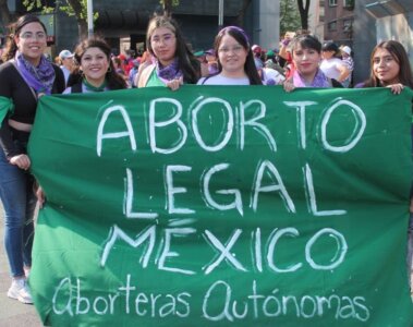 mujeres en la cuidad de México apoyando el aborto legal