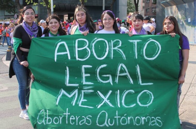 mujeres en la cuidad de México apoyando el aborto legal