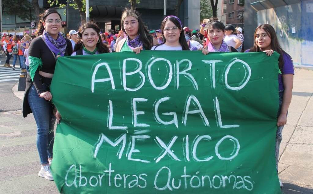 mujeres en la cuidad de México apoyando el aborto legal