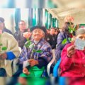 Mujeres rurales recibiendo hectáreas de tierra por el gobierno