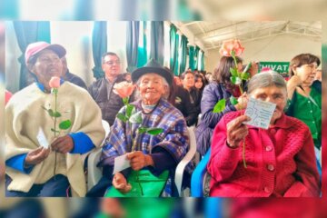 Mujeres rurales recibiendo hectáreas de tierra por el gobierno