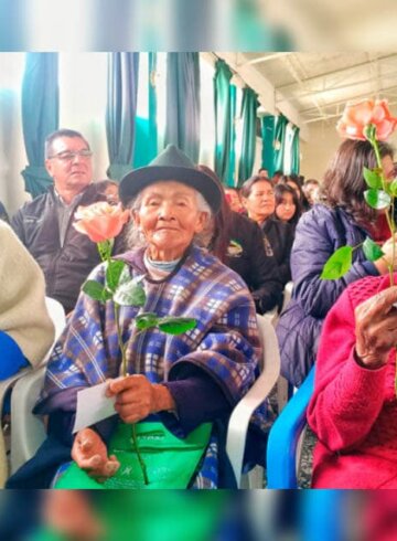 Mujeres rurales recibiendo hectáreas de tierra por el gobierno