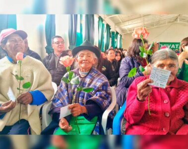 Mujeres rurales recibiendo hectáreas de tierra por el gobierno