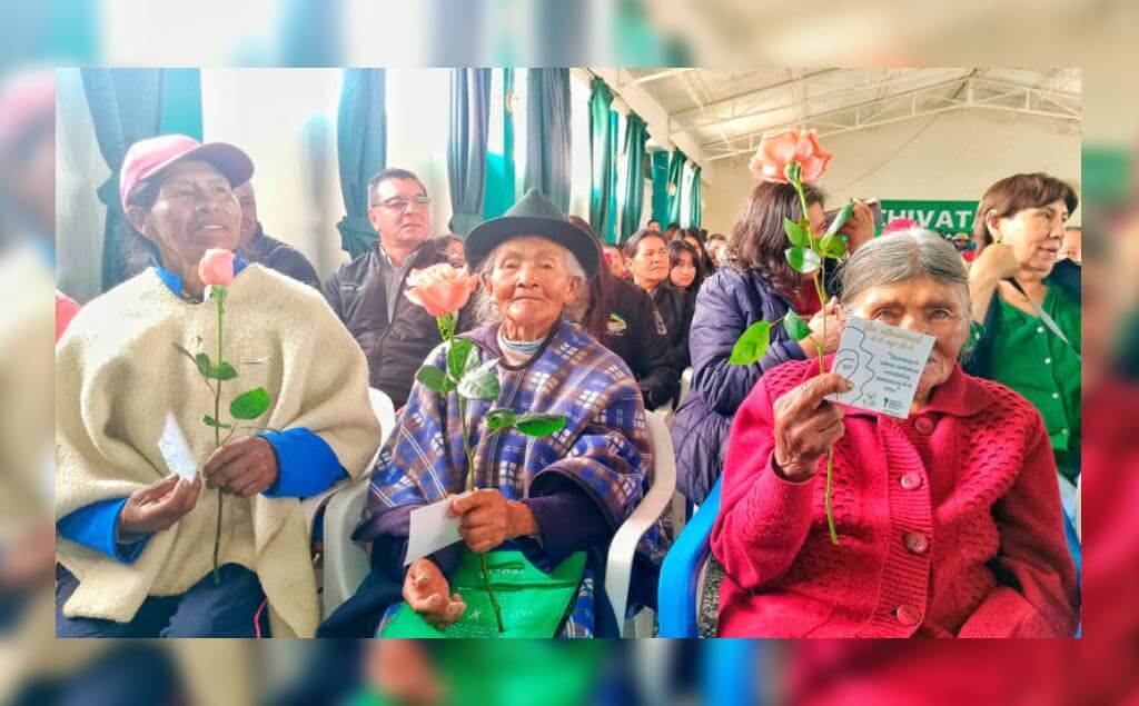 Mujeres rurales recibiendo hectáreas de tierra por el gobierno