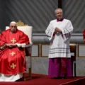 Papa Francisco y apóstoles en el vaticano